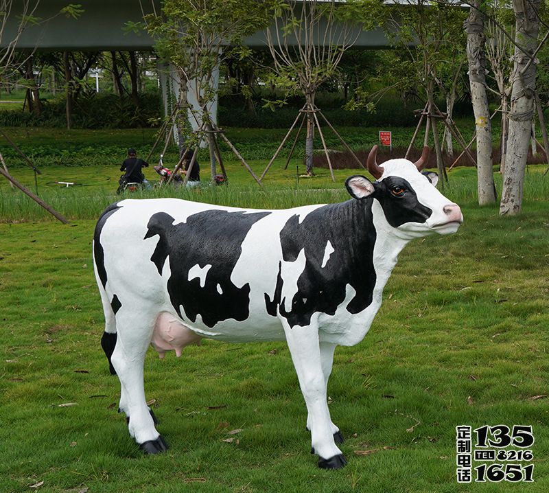 園林一只玻璃鋼仿真奶牛雕塑 園林一只玻璃鋼仿真奶牛雕塑