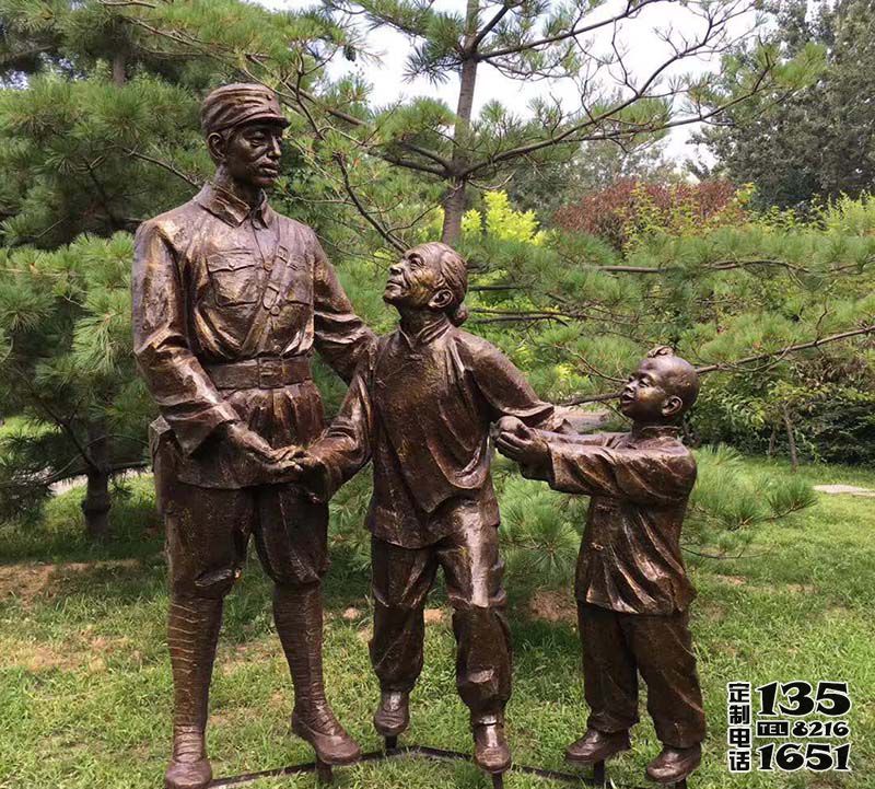 景區玻璃鋼仿銅老人慰問八路軍雕塑 景區玻璃鋼仿銅老人慰問八路軍雕塑