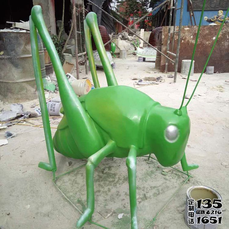 公園擺放的玻璃鋼噴漆創意蚱蜢雕塑 公園擺放的玻璃鋼噴漆創意蚱蜢雕塑